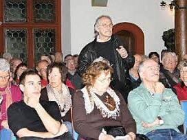 Werner Hund stören die vielen Schilder-Pfosten in der Altstadt. Foto: Meyer
