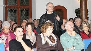 Werner Hund stören die vielen Schilder-Pfosten in der Altstadt. Foto: Meyer