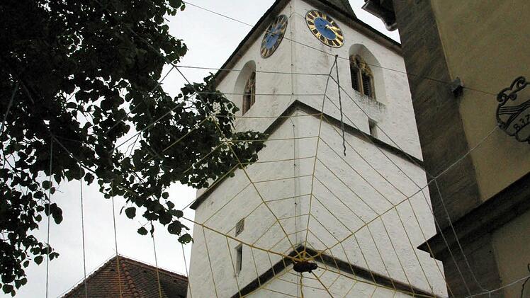 Technische Probleme verhinderten den ursprünglichen Plan den ganzen Kirchturm einzustricken. Nun erblickt man ihn durch ein riesiges Spinnennetz. Foto: Bettina Knauth