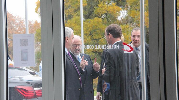 Der Minister trifft ein.