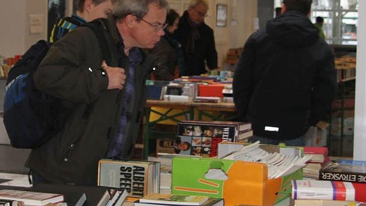 Bücherflohmarkt in der Stadthalle der Werkstatt für Menschen mit Behinderung - ein Mekka für Leseratten. Foto: Sonja Adam