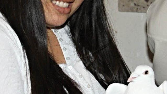 Benjaporn Schelhorn mit einer der Hochzeitstauben Foto: Helmut Will