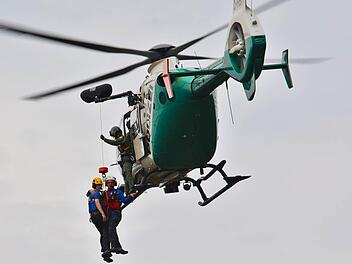 Eine ganz besondere Ausbildung für die Bergwacht Rhön-Main-Spessart war eine Übung mit dem Polizeihubschrauber im Stengerts bei Bischofsheim. Hier ging es um das Abseilen aus dem Hubschrauber und das Versorgen von Verletzten, sowie das Retten aus unwegsamem Gelände.  Foto: Hanns Friedrich