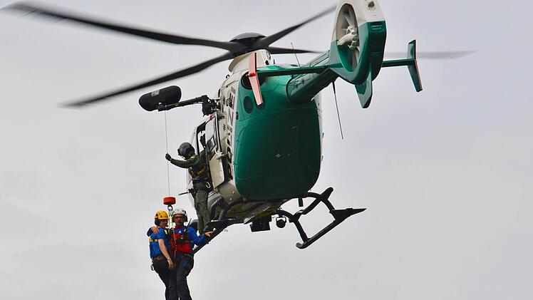 Eine ganz besondere Ausbildung für die Bergwacht Rhön-Main-Spessart war eine Übung mit dem Polizeihubschrauber im Stengerts bei Bischofsheim. Hier ging es um das Abseilen aus dem Hubschrauber und das Versorgen von Verletzten, sowie das Retten aus unwegsamem Gelände.  Foto: Hanns Friedrich