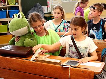 Auf alten Schulbänken sitzt man nicht so bequem, finden Magdalena und Emi (vorne), Clara und Sebastian (hinten).Fotos: Johanna Blum