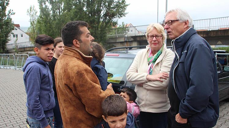 Wolfgang und Christel Maassen (r.) haben einen Kofferraum voller Hilfsgüter eingekauft. Ein syrischer Vater bedankt sich. Foto: Andreas Oswald
