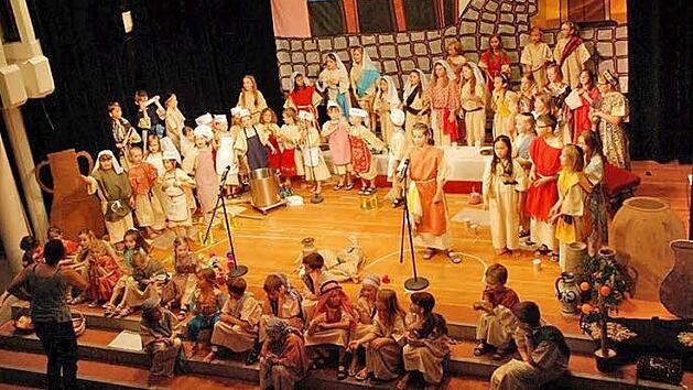 Alle Akteure sind auf der B&uuml;hne versammelt. Die Buben und M&auml;dchen setzten das Musical in Szene.  Fotos: privat