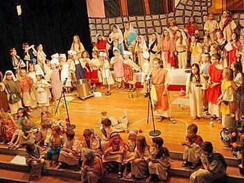 Alle Akteure sind auf der Bühne versammelt. Die Buben und Mädchen setzten das Musical in Szene.  Fotos: privat