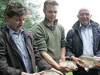 Thomas Speierl (Leiter der Fischereifachberatung im Bezirk Oberfranken), Anatoli Nagel und der Bezirkstagspräsident Günther Denzler (v. l.) zeigen drei Exemplare. Fotos: Sylvia Hubele