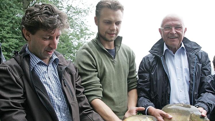 Thomas Speierl (Leiter der Fischereifachberatung im Bezirk Oberfranken), Anatoli Nagel und der Bezirkstagspräsident Günther Denzler (v. l.) zeigen drei Exemplare. Fotos: Sylvia Hubele