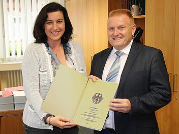 Einen Förderbescheid für Elektromobilität in Höhe von 3118 Euro überreichte die parlamentarische Staatssekretärin Dorothee Bär an Bürgermeister Matthias Klement. Das Geld dient zur Finanzierung von zwei Ladepunkten für Elektroautos. Foto: Dieter Britz