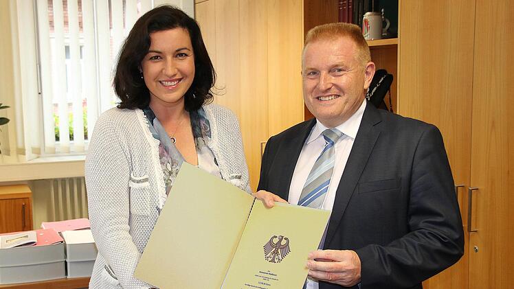 Einen Förderbescheid für Elektromobilität in Höhe von 3118 Euro überreichte die parlamentarische Staatssekretärin Dorothee Bär an Bürgermeister Matthias Klement. Das Geld dient zur Finanzierung von zwei Ladepunkten für Elektroautos. Foto: Dieter Britz