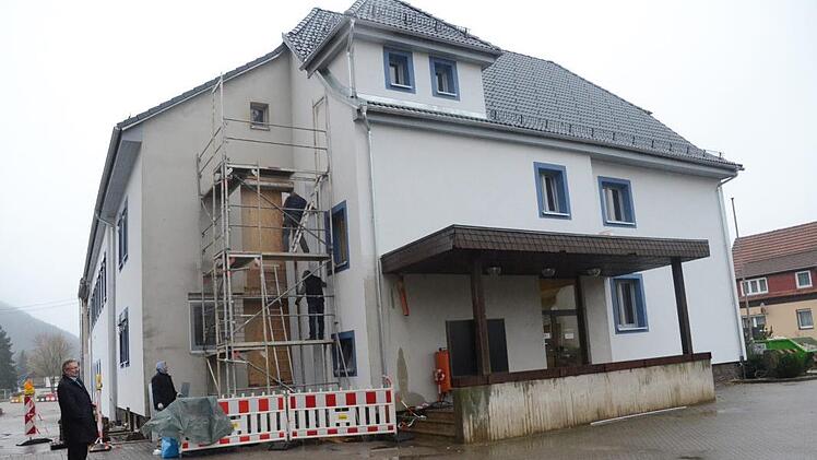 Noch wird fleißig gearbeitet am Rathaus in Pressig - hier der Eingangsbereich und links die Außenfassade an der der sogenannte Senkrechtplattformlift angebracht wird. K.- H. Hofmann