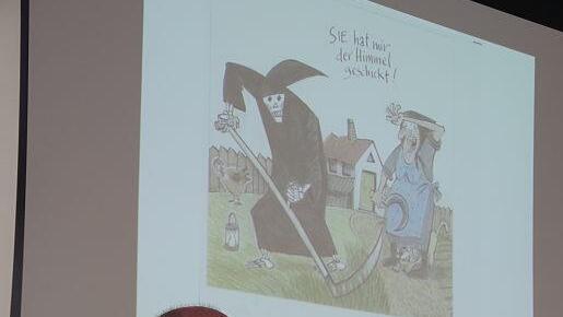 Peter Witton zeigte Cartoons zu den Themen Trauer sowie ungewöhnliche Todesanzeigen und Grabstein-Inschriften.