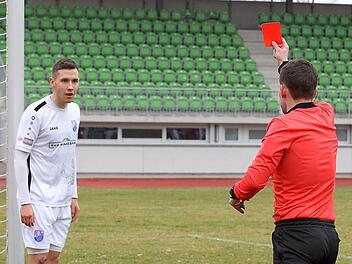 Handspiel oder nicht? Schiedsrichter Manuel Steigerwald (M.) bejaht die Frage und zeigt Robin Renner (links) die Rote Karte für das Verhindern eines Tores. Durch den verwandelten Elfmeter gewinnt der TSV Neudrossenfeld das Landesliga-Topspiel beim FC Eintracht Bamberg mit 1:0 - ein sehr glückliches Ergebnis für die Gäste.sportpress