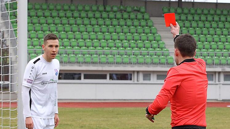 Handspiel oder nicht? Schiedsrichter Manuel Steigerwald (M.) bejaht die Frage und zeigt Robin Renner (links) die Rote Karte für das Verhindern eines Tores. Durch den verwandelten Elfmeter gewinnt der TSV Neudrossenfeld das Landesliga-Topspiel beim FC Eintracht Bamberg mit 1:0 - ein sehr glückliches Ergebnis für die Gäste.sportpress