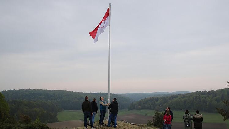 Die neue Flagge weht im Wind. Foto: Matthias Einwag