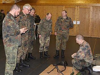 In den vergangenen Jahren standen die Aus- und Weiterbildung der Reservisten bei verschiedenen Wettkämpfen immer im Fokus. Auch organisierte man, wie hier in der Nordwaldhalle, die Waffenausbildung.  Foto: Michael Wunder
