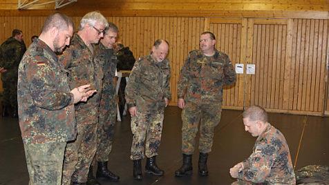 In den vergangenen Jahren standen die Aus- und Weiterbildung der Reservisten bei verschiedenen Wettkämpfen immer im Fokus. Auch organisierte man, wie hier in der Nordwaldhalle, die Waffenausbildung.  Foto: Michael Wunder