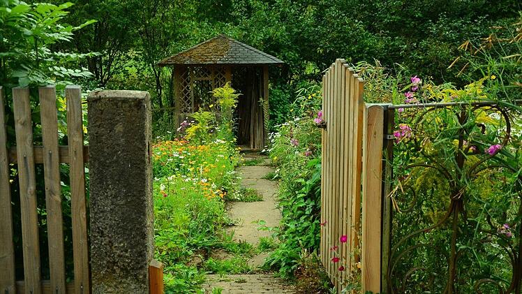 Sechs Gartenhäuser sind in einer Kleingartenanlage in Unterfranken abgebrannt. Die Ermittlungen der Kripo dauern an. Symbolbild: congerdesign/pixabay.com