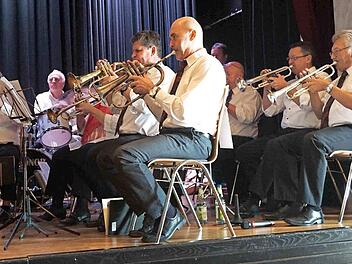 Bernhard Schwab (r.) führte nicht nur durch den Nachmittag, sondern war auch als Musiker aktiv. Foto: Richard Sänger