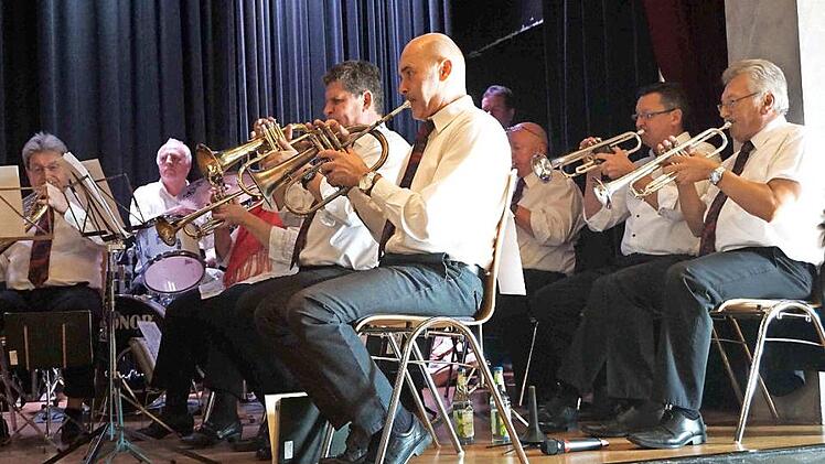 Bernhard Schwab (r.) führte nicht nur durch den Nachmittag, sondern war auch als Musiker aktiv. Foto: Richard Sänger