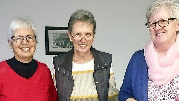 Rosemarie Schmitt (Vorsitzende der Kirchenverwaltung, von links), Marga B&ouml;s (Seniorenkreis-Team) und Ursula Baiersd&ouml;rfer (Blumenschm&uuml;ckerin) freuen sich &uuml;ber die Spenden. Foto: Silvia Friedrich