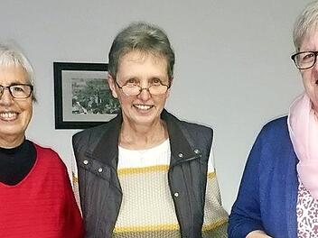 Rosemarie Schmitt (Vorsitzende der Kirchenverwaltung, von links), Marga Bös (Seniorenkreis-Team) und Ursula Baiersdörfer (Blumenschmückerin) freuen sich über die Spenden. Foto: Silvia Friedrich
