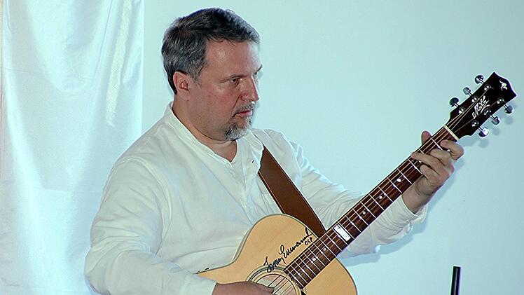 Stadtrat Philipp Arnold begleitete  die ökumenische Andacht auf seiner Gitarre.