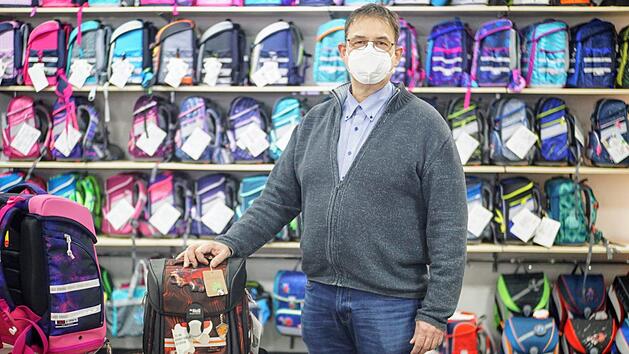 Johannes Fehn, Inhalber von Leder Kestel in Kronach, muss weiter auf Kundschaft verzichten. Wie lange k&ouml;nnen sich H&auml;ndler bestimmter Branchen noch &uuml;ber Wasser halten? Foto: Bastian S&uuml;nkel