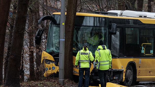 Zw&ouml;lf Verletzt bei Busunfall in Berlin