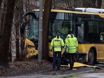 Zw&ouml;lf Verletzt bei Busunfall in Berlin