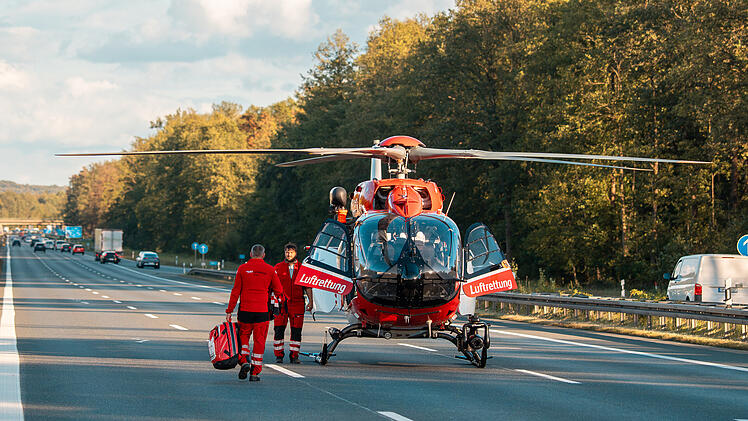 Kleinlaster kracht auf A3 bei Erlangen in Lkw