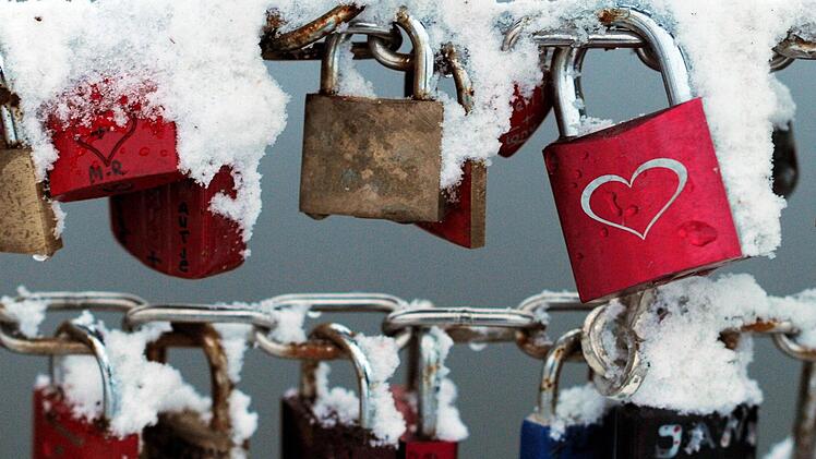 Auch Liebesschlösser können ein passendes Valentinstagsgeschenk sein. Symbolbild: Angelika Warmuth/dpa