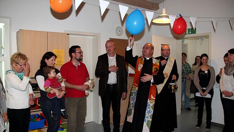 Dekan Kemmer weiht die neuen Räume.