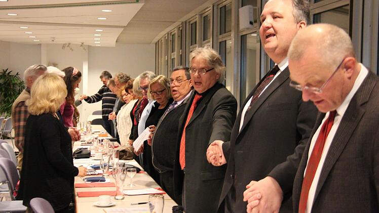 Zum Abschluss ein Lied. Für "Brüder, zur Sonne, zur Freiheit" musste aber mancher gestandene Genosse in den Text schielen.