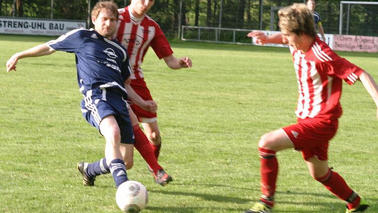 TV-Spielmacher Köhler (links) kann gerade noch den Ball vor seinen Gegnern wegspitzeln.