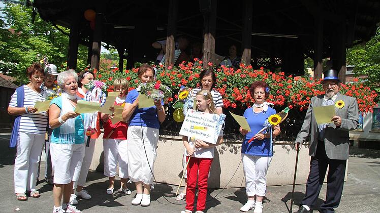 Die Sportlichen Neun lieferten sich mit dem Dorfschulmeisterlein eine Gesangeseinlage und besangen das kleine Dorfschulmeisterlein.