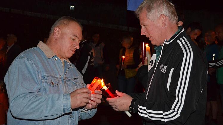 Eine Lichterprozession geleitet die Wallfahrer zur Kirche.