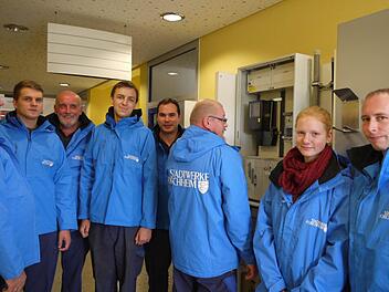 In den nächsten Wochen werden (v.l.) Helmut Nagengast, Oliver Baumann, Werner Kaul, Jannick Feustel, Tobias Trunk, Arnold Mardt, Natalie Schumm und Thorsten Edelhäuser die Strom-, Gas- und Wasserzähler in Forchheim ablesen. Foto: Lindner