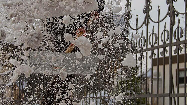 Da fliegt der Schnee, wenn Henry Kühnl in Zeil die Straße schiebt.