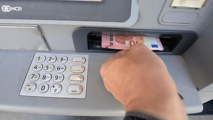 Wer vorher beim Eintippen der Geheimzahl die Tastatur abgedeckt hat und sich sicher sein kann, dass ihn niemand dabei beobachtet hat, kann beruhigt das Geld am Automaten entnehmen. Foto: Ronald Rinklef