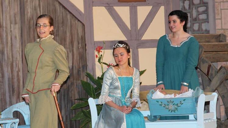 Aufführung des Märchens "Rumpelstilzchen" auf der Freilichtbühne im Schrimpf'schen Schloss  Foto: Dieter Britz