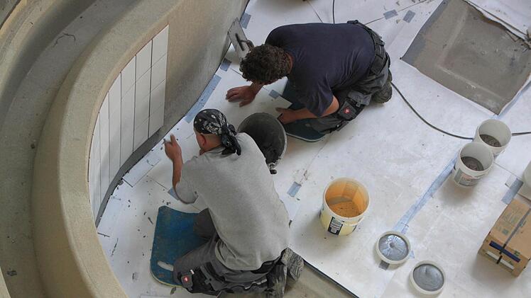 Im Becken der Badehalle II werden derzeit die Fliesen der Außenwände angeklebt. Foto: Matthias Einwag