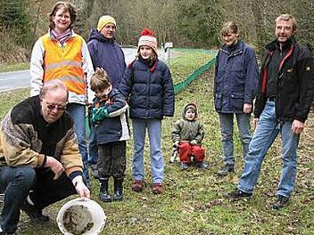 Karin Günther (mit Warnweste) und Alwin Geyer (rechts) von der BN-Ortsgruppe Stadtsteinach im Kreis der Mithelfer Foto: Klaus-Peter Wulf