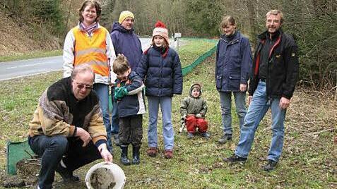 Karin Günther (mit Warnweste) und Alwin Geyer (rechts) von der BN-Ortsgruppe Stadtsteinach im Kreis der Mithelfer Foto: Klaus-Peter Wulf