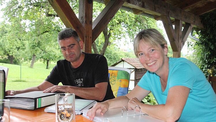 Sie erinnern sich an 25 Jahre "Schwalben-Club-Gereuth. Vorsitzender Martin Klee und Schriftführerin Marion Engelhardt blättern in den Unterlagen des Vereins. Foto: Helmut Will