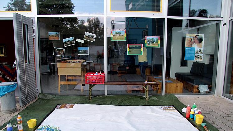 Bis zum Freitag soll ein großformatiges Bild entstehen und die bunte Vielfalt Afrikas widerspiegeln.  Foto: Richard Sänger