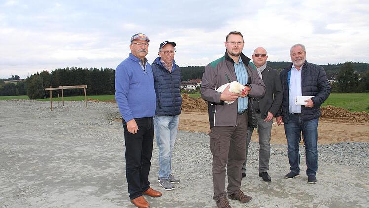 Landwirt Stephan Haas hat sich dazu entschieden, seinen Milchviehbetrieb auf Hühner umzustellen. Er investiert in den 88 auf 30 Meter großen Hühnerstall für die Haltung von 12 000 Biohühnern eine Million Euro - schon im Frühling sollen die Hennen einziehen.Sonny Adam