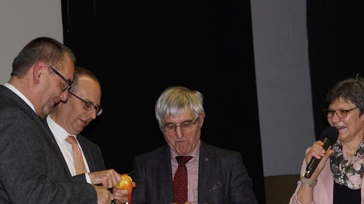 Gaben in Sachen Apfelsch&auml;len alles und hatten ihren Spa&szlig; bei diesem "Hauswirtschaftstest": B&uuml;rgermeister J&uuml;rgen Kohmann, Landrat Christian Mei&szlig;ner und BBV-Kreisgesch&auml;ftsf&uuml;hrer Hans-J&uuml;rgen Rebelein (von links).Mario Deller